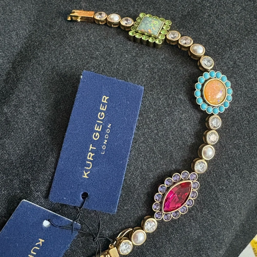 Elegant Gold and Turquoise Bracelet - Picture 2 of 5